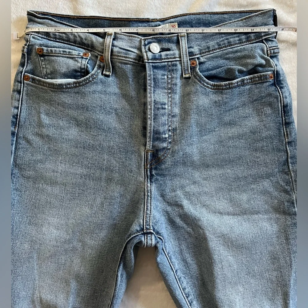 Levi’s wedgie straight crop women Sz 30 distressed highrise lightwash denim jean - Picture 2 of 11